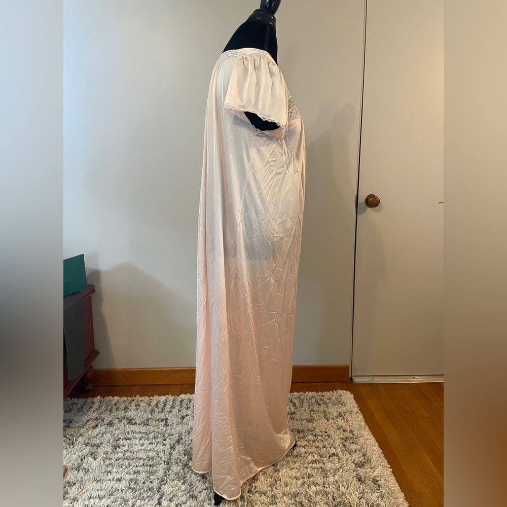 Vintage 2 piece Vanity Fair Cream Lace Trim Lingerie Nightgown and Robe - Picture 8 of 12